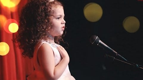 Bambina di 5 anni sale sul palco e lascia tutti a bocca aperta quando canta un classico di  Frank Sinatra.