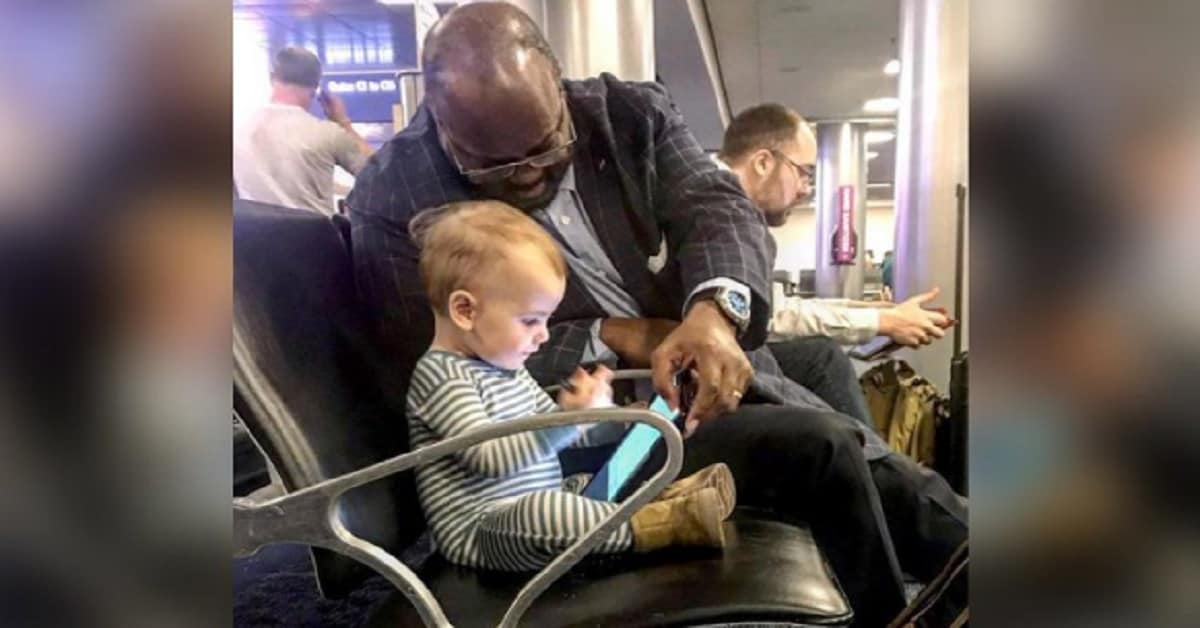 Papà vede uno sconosciuto fare amicizia con la sua bambino in aeroporto – scrive un post potente che diventa virale