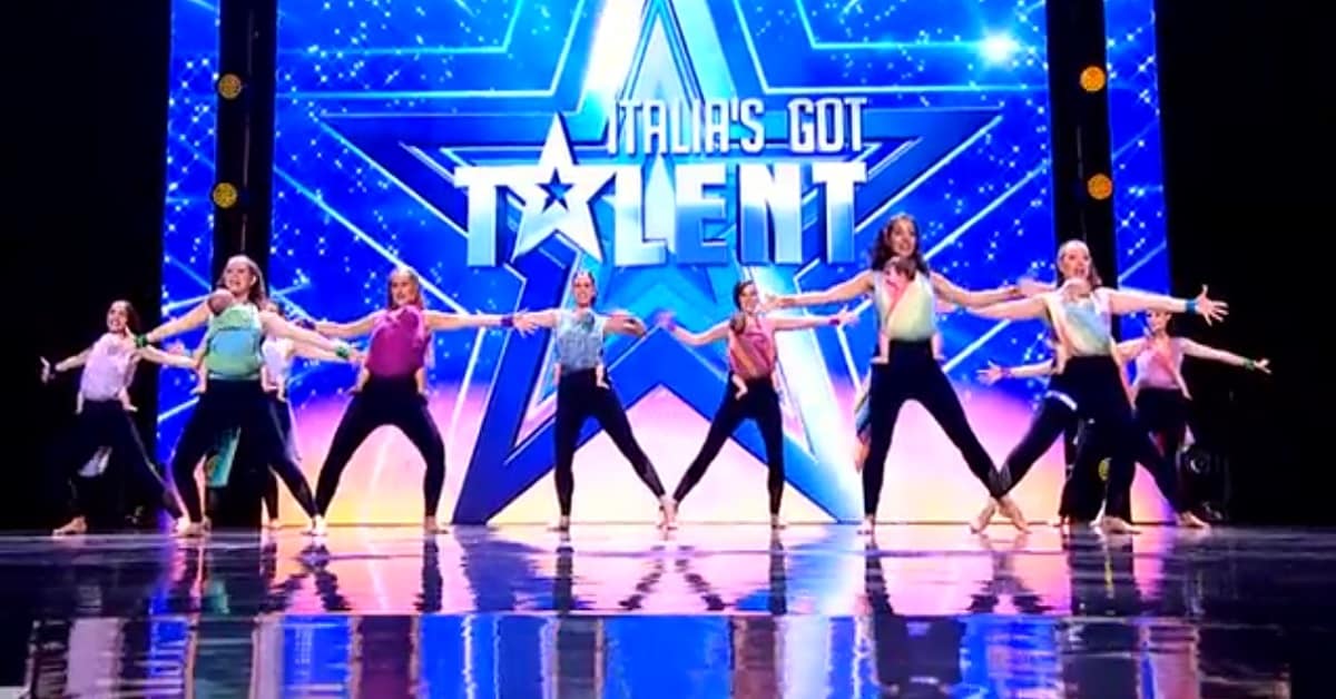 La coreografia di mamma e bimbi in fasce emoziona il pubblico di Italia’s got talent