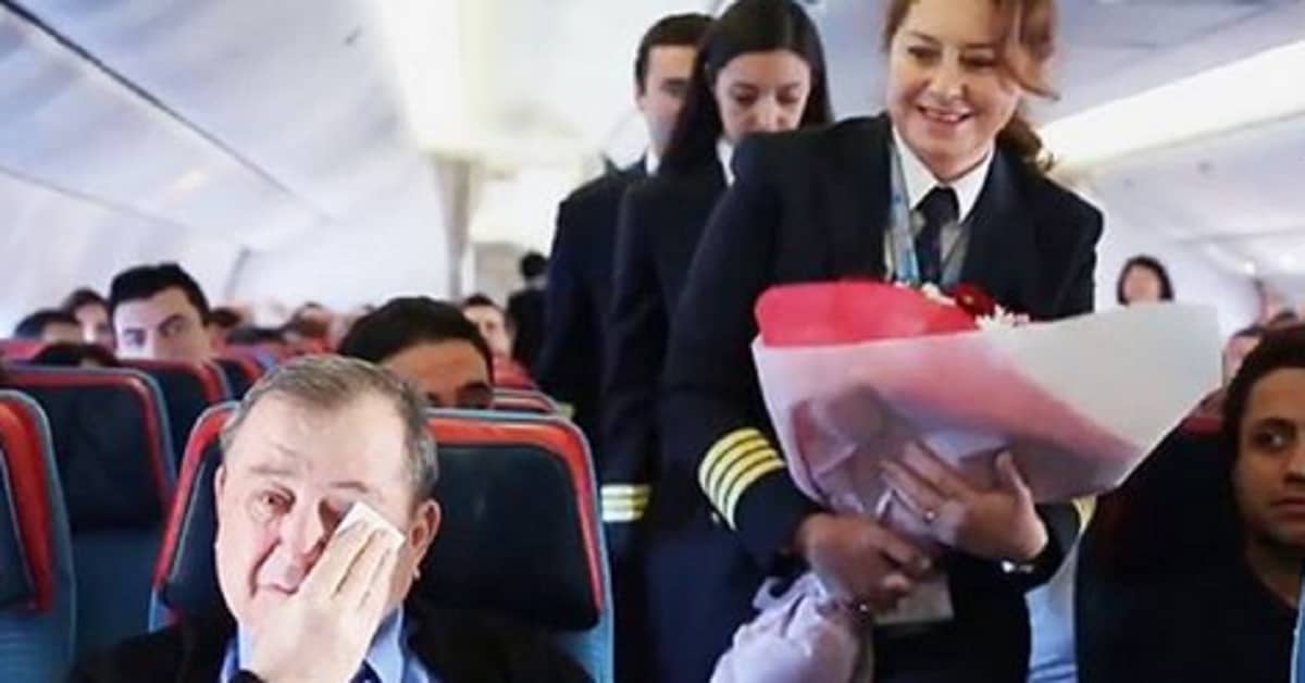 Mentre era in volo, un insegnante fu commosso fino alle lacrime dal gesto del suo ex studente pilota