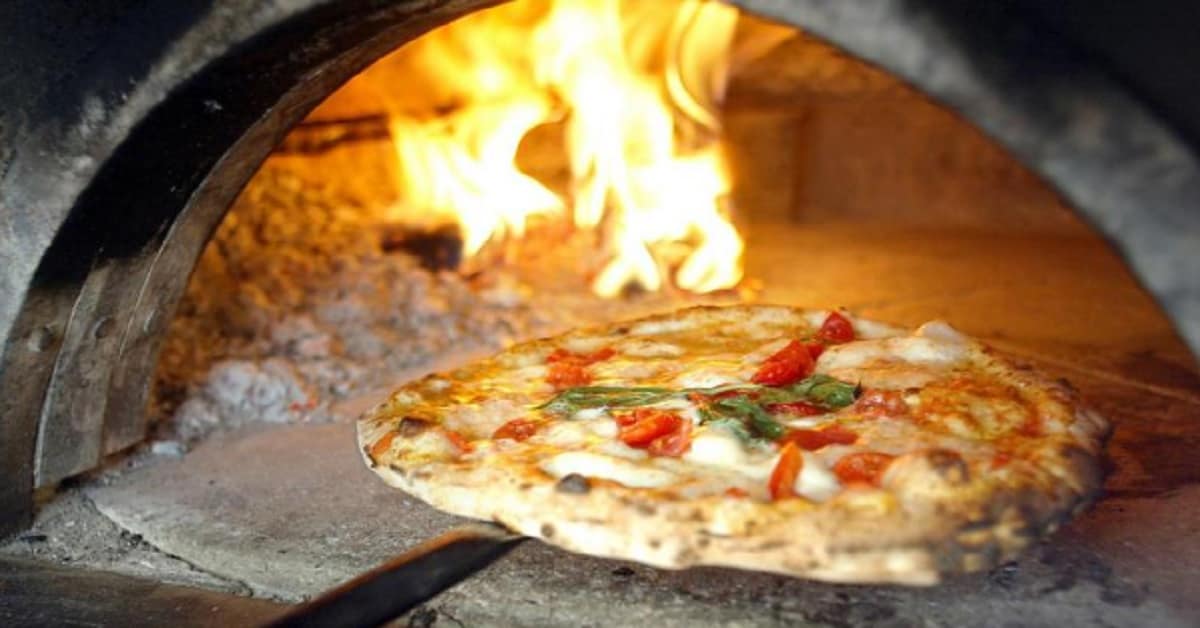 La notte dopo aver mangiato la pizza hai gonfiori e tanta sete? L’esperto spiega il perché.