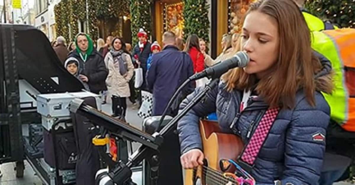 Fa fermare una strada affollata: una ragazza canta un classico di Elvis e la sua voce emerge tra la folla.