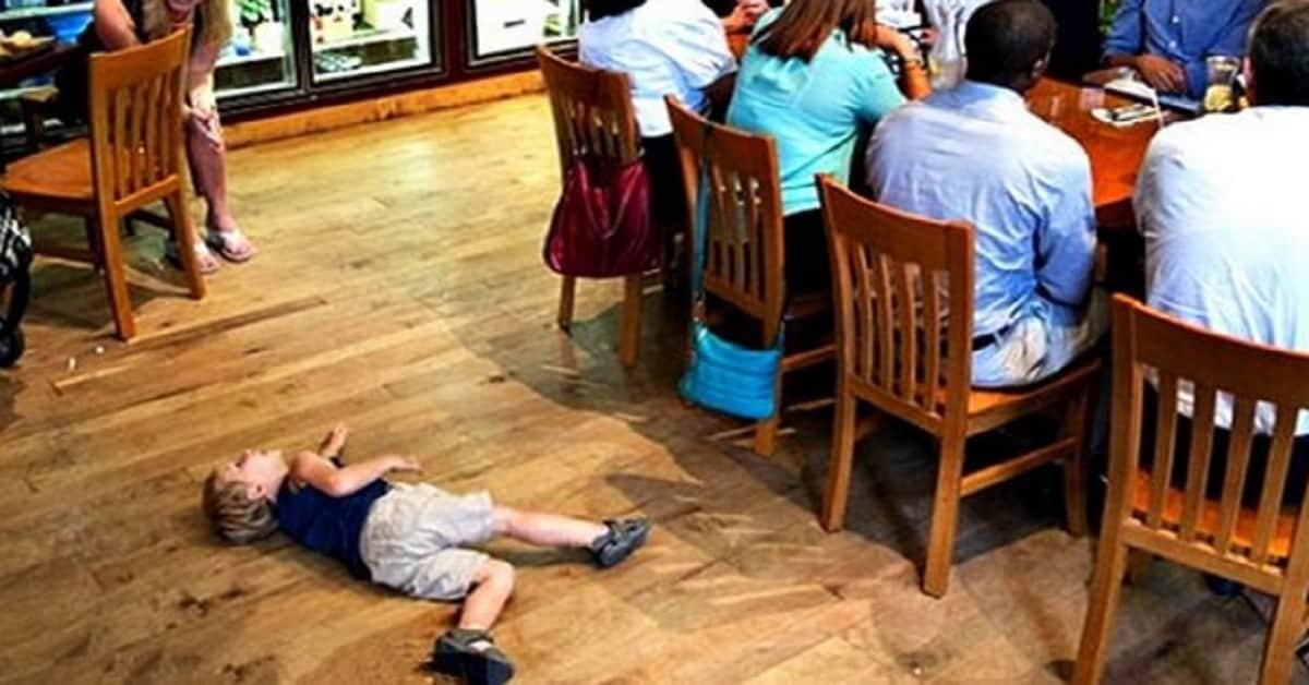 Un cliente di un ristorante si lamenta e polemizza sul pianto di un bambino , scatenando un vero dibattito via Web