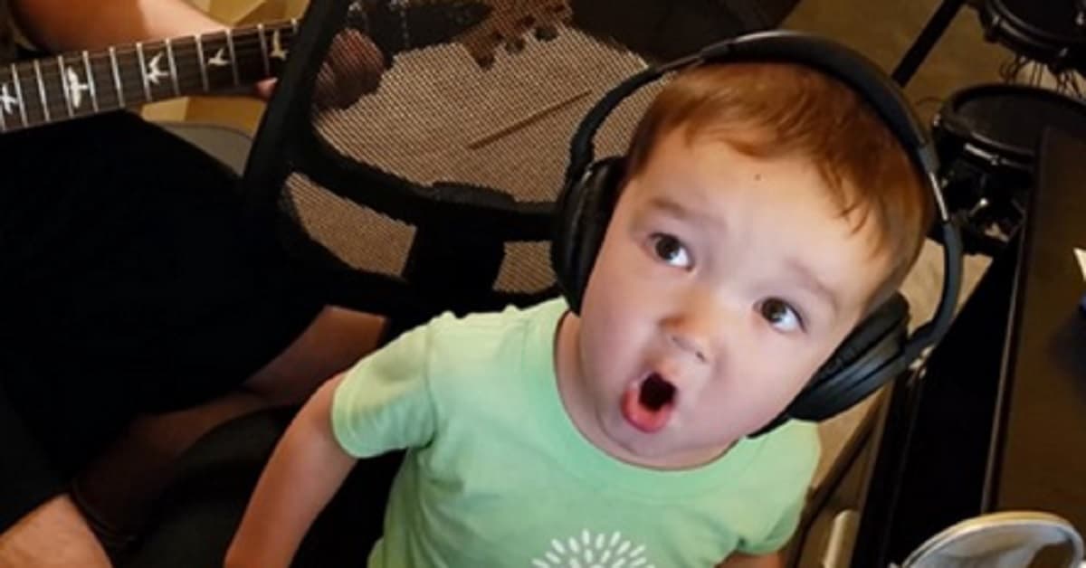 Papà musicista sente il figlio di 2 anni cantare Elvis e si precipita a prendere la telecamera. Il video è diventato subito virale