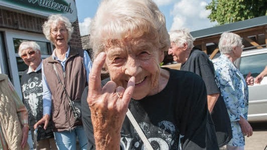 Anziani fuggono dalla casa di riposo per andare ad un concerto metal: “Non siamo troppo vecchi!”