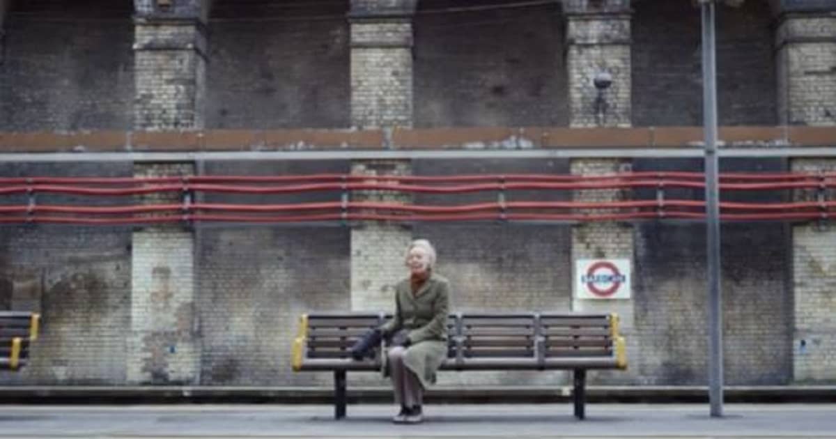 Ogni giorno si siede sulla panchina della fermata della metro per ascoltare la voce del marito morto. La commovente storia