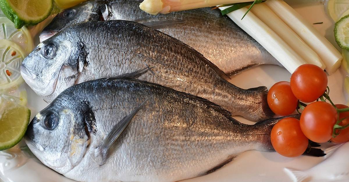 Pesce al cartoccio: ecco come cucinarlo senza usare la carta stagnola.