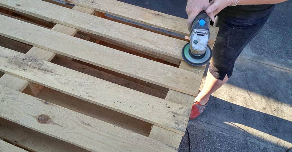 Questa donna compra 43 pallet di legno. Non crederai a quello che ha creato per il suo giardino!