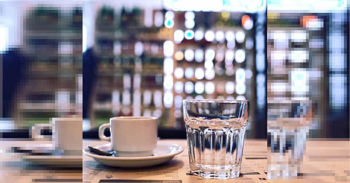 Dovresti bere acqua prima o dopo il caffè? C’è una spiegazione per tutto