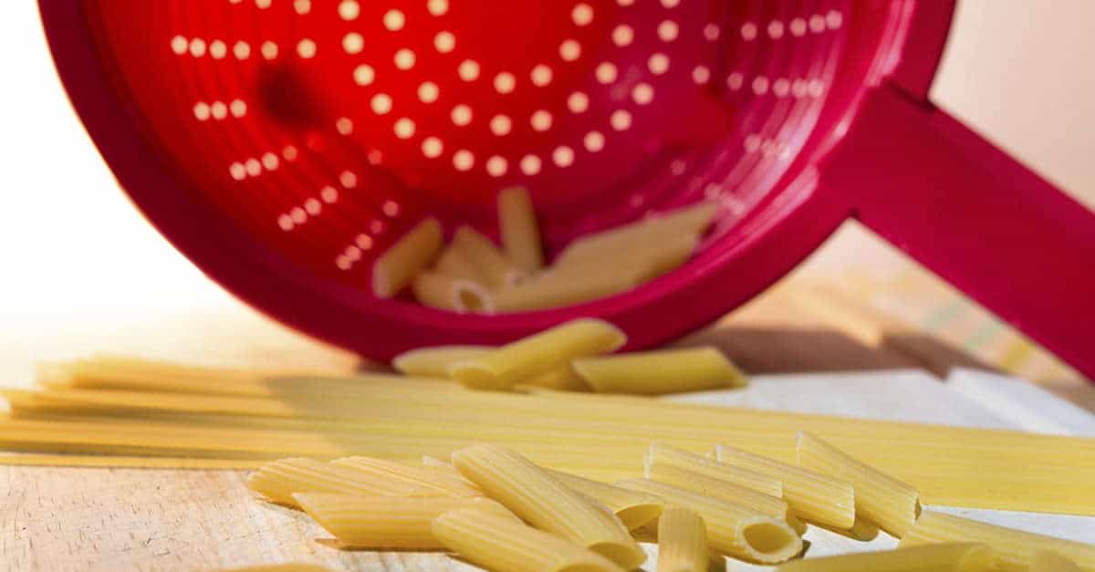 Scoli la pasta nel lavandino? C’è un errore che molti commettono.  Ecco cosa non fare.