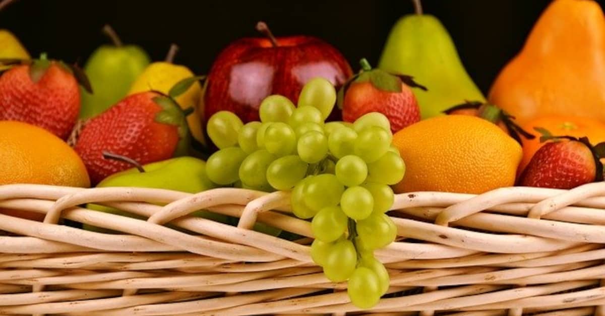 Mangiare frutta la sera: fa bene o male? Ecco la verità