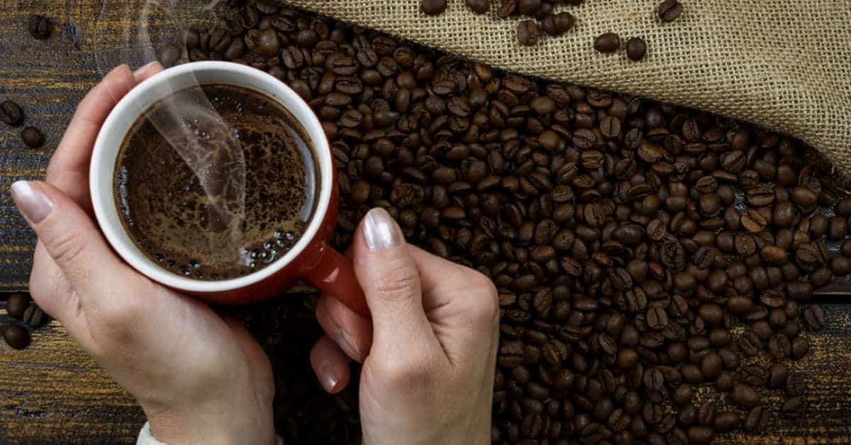 Quanti caffè devo bere al giorno perché l’abitudine faccia male alla salute?