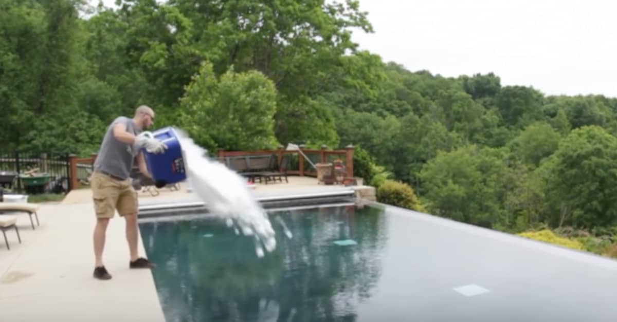 Lancia un enorme secchio pieno di ghiaccio secco in piscina, La reazione è sorprendente