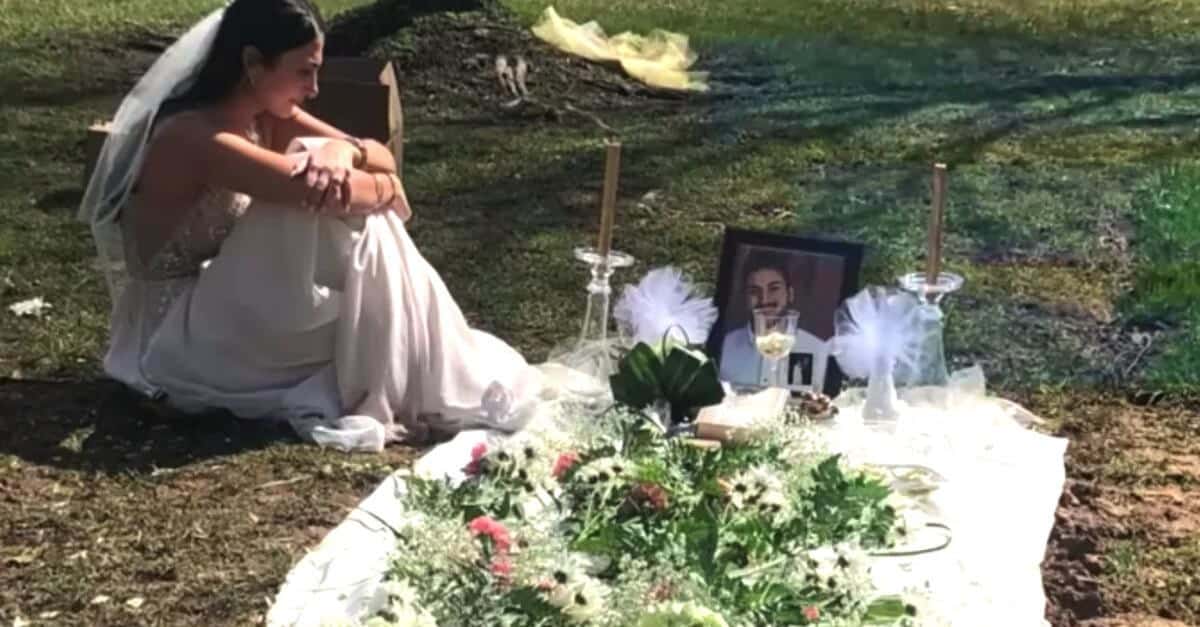 La sposa con il cuore spezzato indossa l’abito da sposa per andare alla tomba dello sposo che è stato ucciso pochi giorni prima del matrimonio