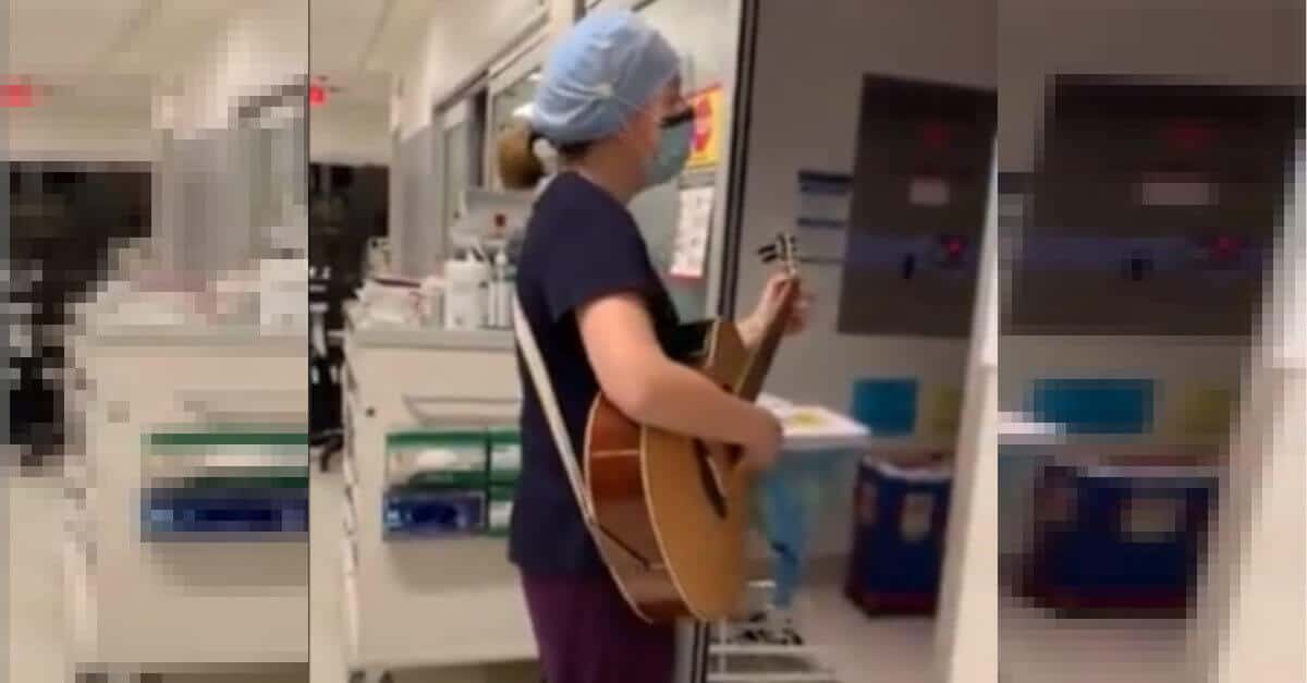 Il video emozionante di un’infermiera che suona la chitarra e canta in terapia intensiva: “Non sei solo”