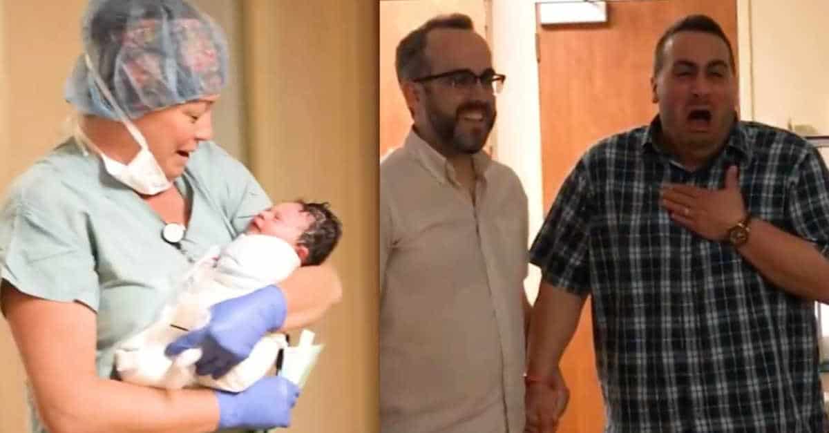 Video commovente cattura il momento in cui 2 papà diventano genitori per la prima volta