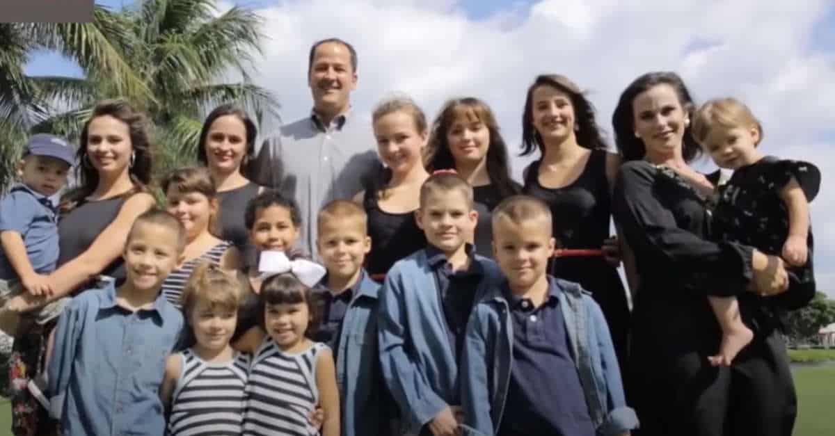 La mamma ha 15 figli all’età di 40 anni, rimane incinta del 16° bambino e li scolarizza tutti a casa