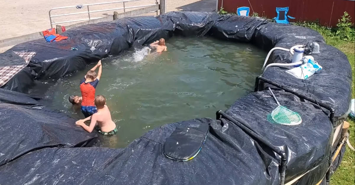 Queste piscine di balle di fieno fai-da-te sono esattamente ciò di cui abbiamo bisogno quest’estate