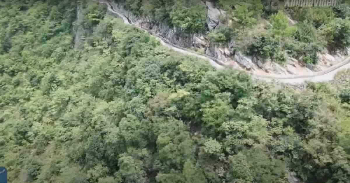 Quest’uomo ha passato 36 anni a costruire un canale in montagna per portare l’acqua nella sua città