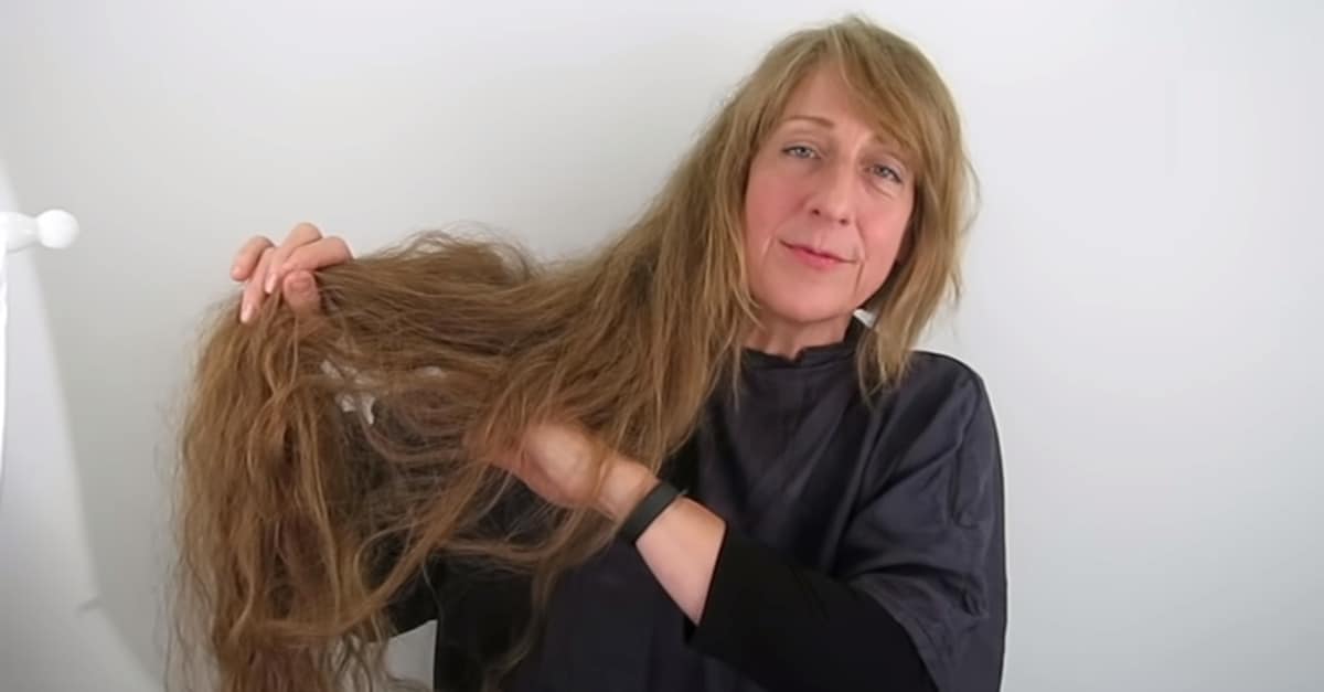 Una donna fa un cambio di stile tagliando i capelli lunghi fino al ginocchio