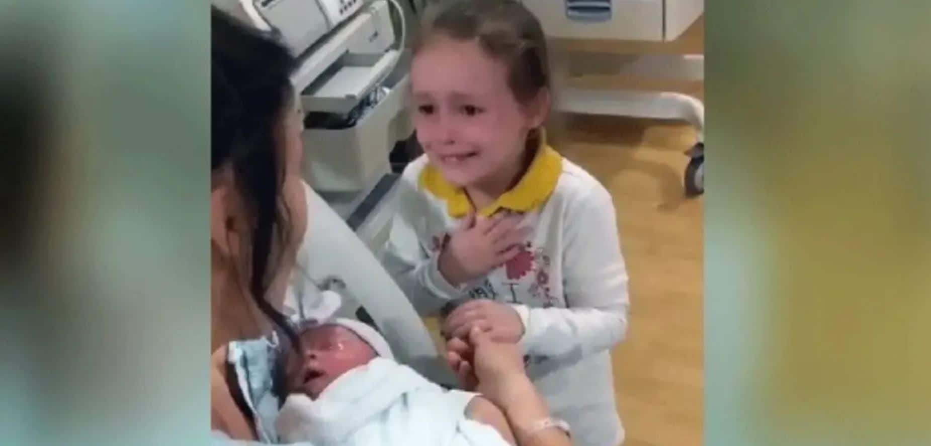 La bambina di 6 anni incontra per la prima volta la sorellina ed è sopraffatta dalla gioia