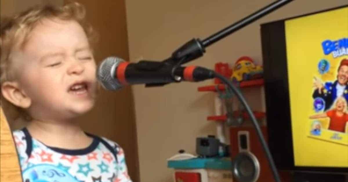 Il Bimbo di 2 anni prende il microfono e ruba la scena al patrigno