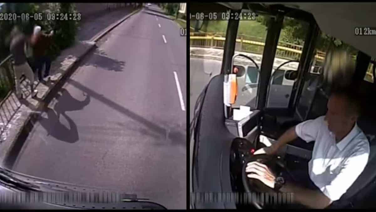 L’autista dell’autobus si arrabbia e interviene quando vede una donna anziana aggredita da un ladro