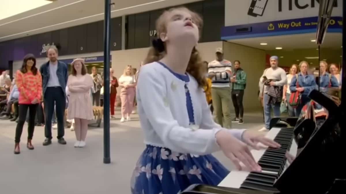 Ragazza cieca e autistica suona Chopin al pianoforte e sorprende i passeggeri alla stazione ferroviaria (Video)