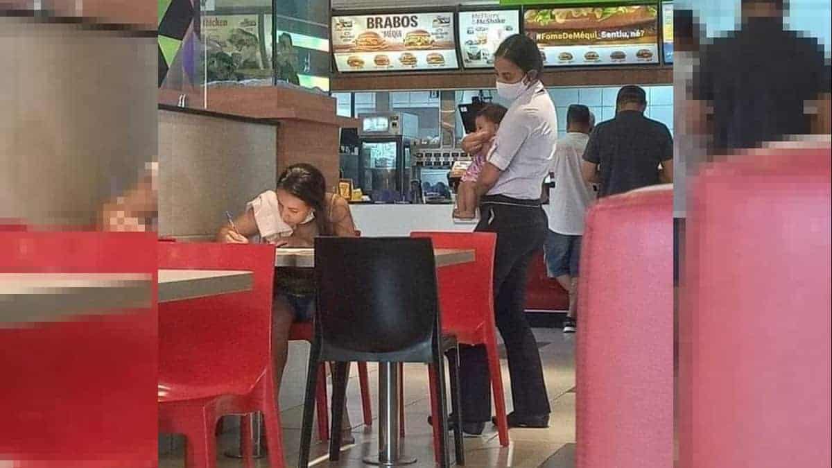 Il manager di McDonald’s aiuta una donna a compilare una domanda di lavoro mentre tiene in braccio il suo bambino