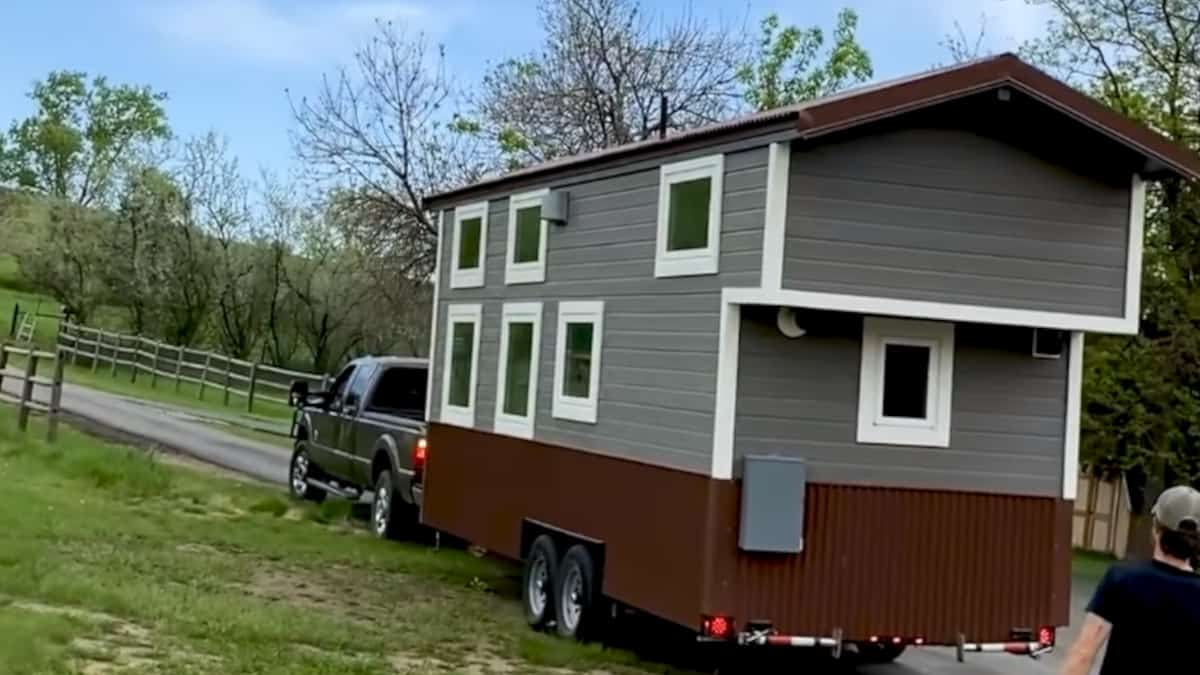 La famiglia compra una piccola casa e la parcheggia proprio fuori casa per i loro 3 ragazzi