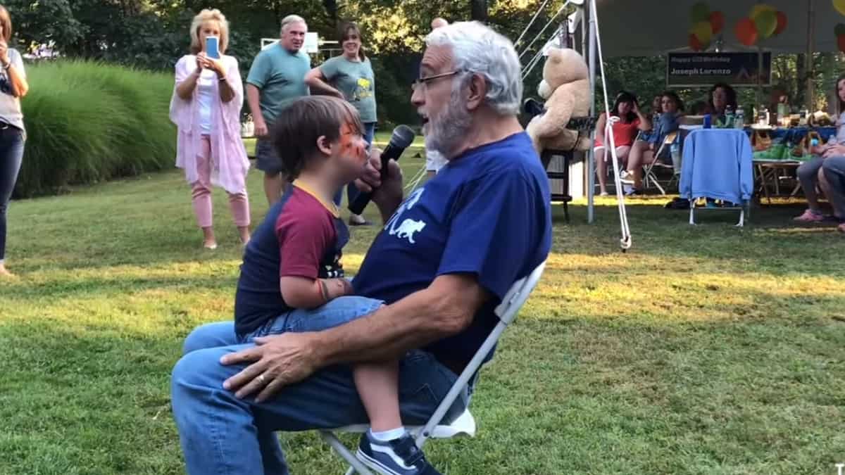 Il nonno fa leva sulle corde del cuore cantando una serenata al nipote con la sindrome di Down durante la festa di compleanno