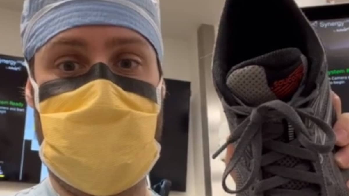 Il chirurgo condivide un modo infallibile per allacciarsi le scarpe (VIDEO)