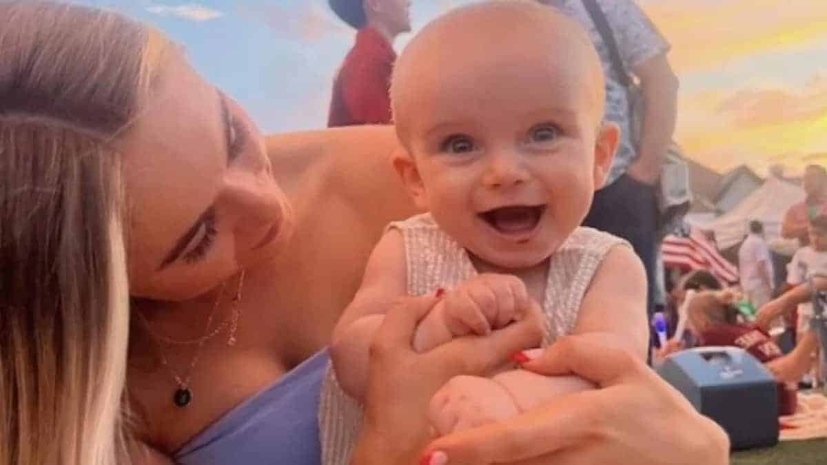 Madre tenta di abbronzare il figlio di 4 mesi credendolo troppo pallido, ma una rivelazione cambia tutto