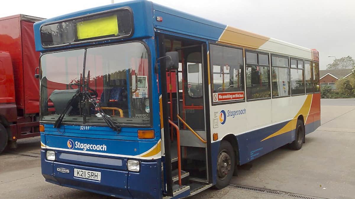 Questo autobus di 23 anni è stato trasformato in una casa meravigliosamente sistemata, ospitando ora una famiglia di sette persone.