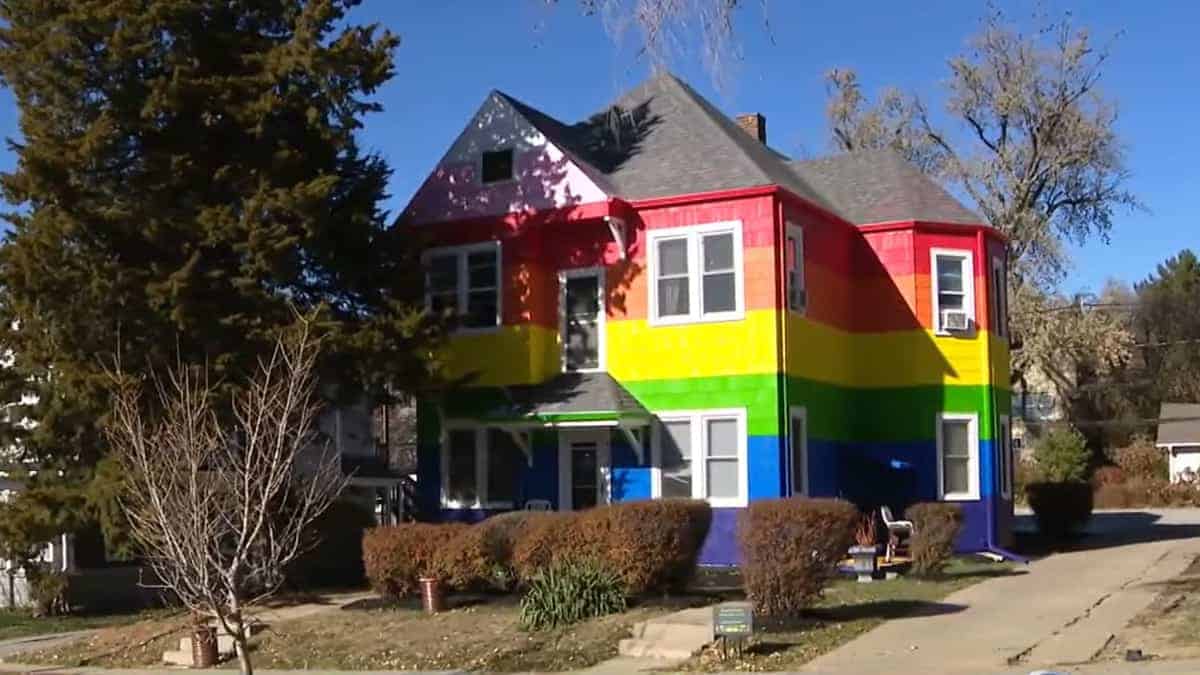 Un uomo sorprende i vicini colorando la sua casa con tonalità arcobaleno: scelta dei colori ispirata dalle sue figlie