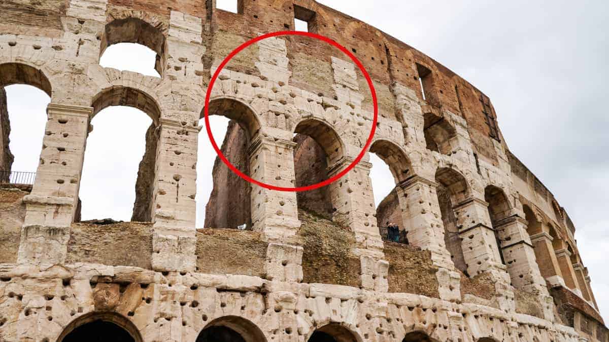 Perché le pareti del Colosseo sono piene di buchi?