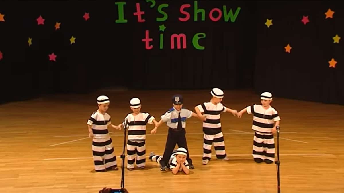 bambini di 4 anni ballano in modo esilarante "Jailhouse Rock"