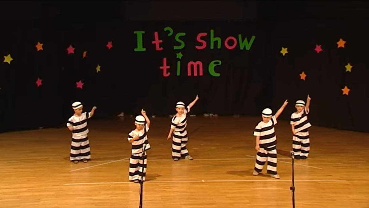 I bambini di 4 anni danno la loro interpretazione di “Jailhouse Rock” facendo impazzire il pubblico