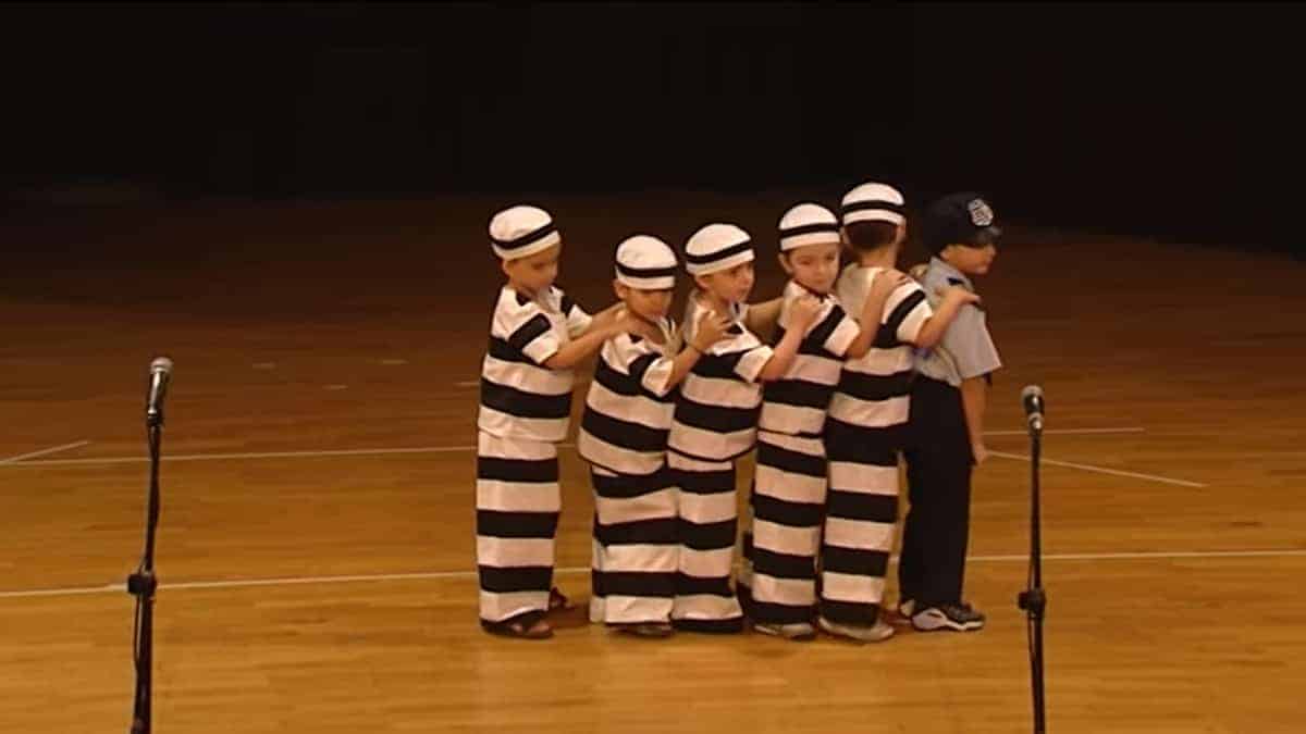 bambini di 4 anni ballano in modo esilarante "Jailhouse Rock"