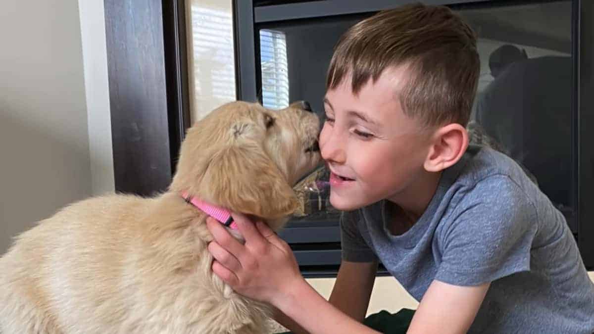 Un giovane con una gamba mancante e un cane con una zampa mancante formano un’amicizia speciale