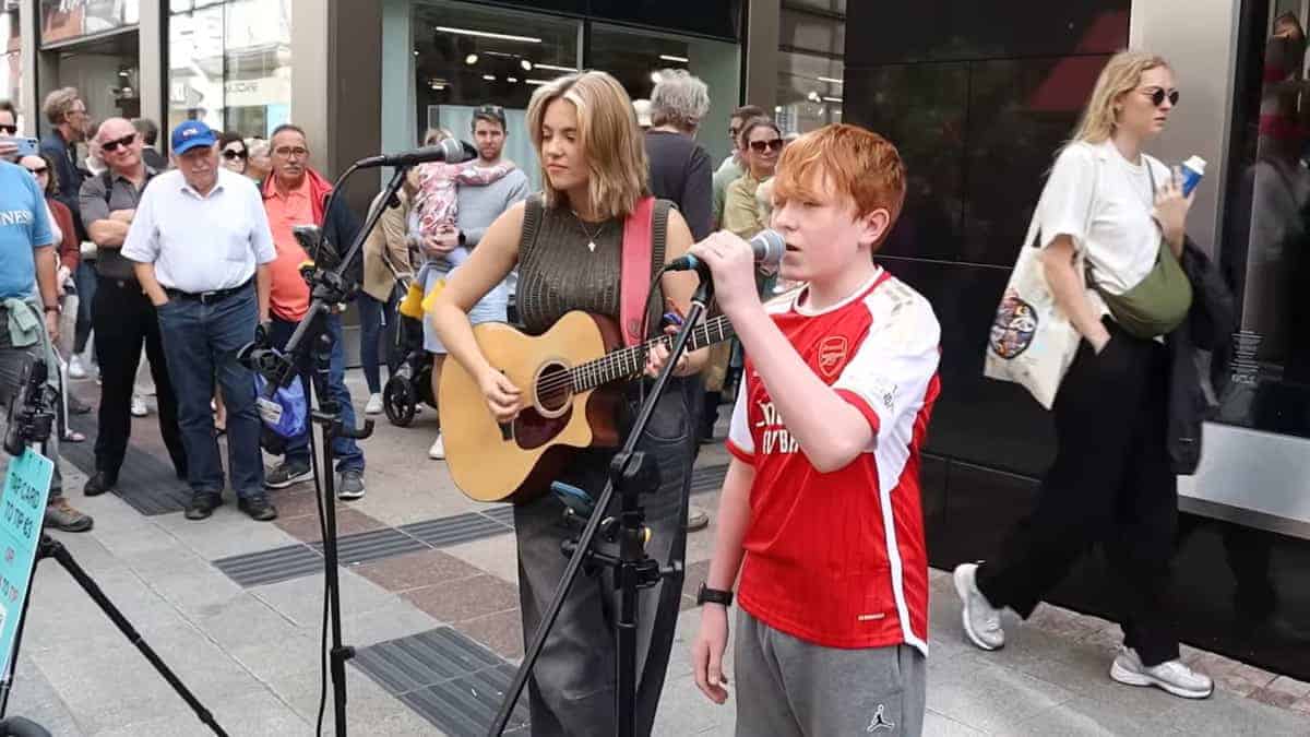 Un dodicenne si unisce al duetto “Hallelujah” e la sua voce dorata ferma gli sconosciuti per strada