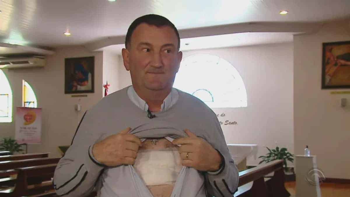 Il crocifisso protegge un sacerdote da un proiettile durante una rapina