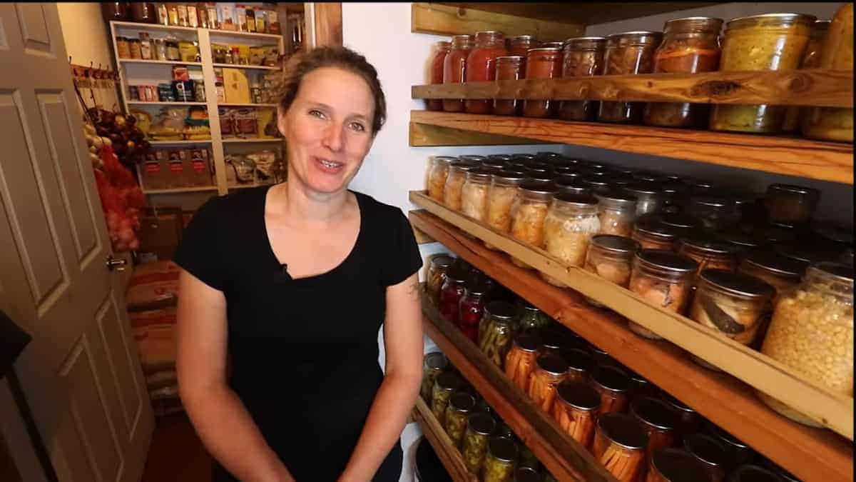 La mamma mostra il cibo di un anno in un “tour della dispensa” da 1.000 barattoli con 1 milione di visualizzazioni