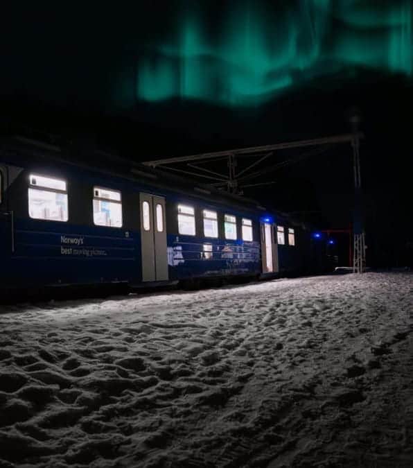 Navik: Un viaggio magico in treno per ammirare l'aurora boreale norvegese