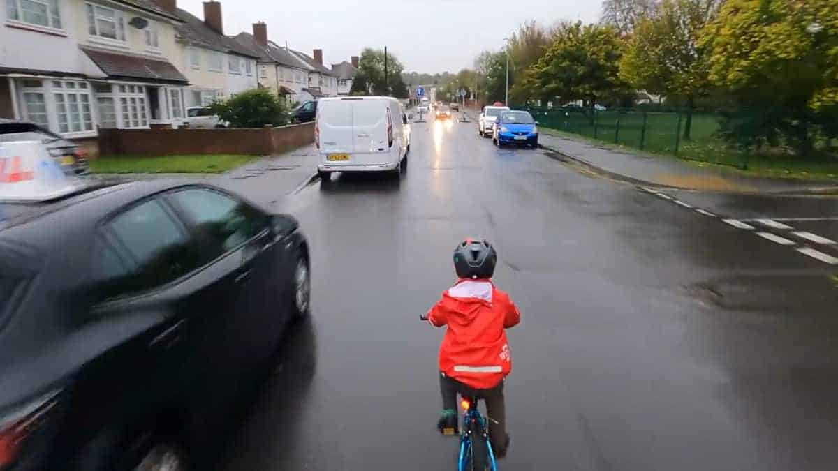 reazione furiosa di un padre quando un'auto non si ferma per far passare il suo bambino di 5 anni in bicicletta