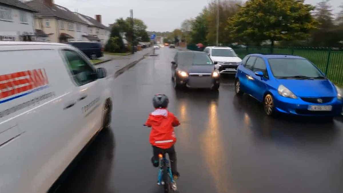 Un padre indignato si scaglia contro un automobilista che non si ferma per far passare il figlio di 5 anni in bicicletta