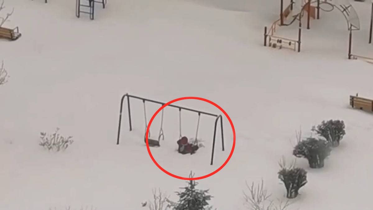 Un bambino si diverte su un’altalena piena di neve (VIDEO)