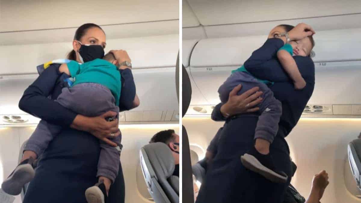 Un’assistente di volo cortese ha aiutato a tranquillizzare il bambino irrequieto di un viaggiatore