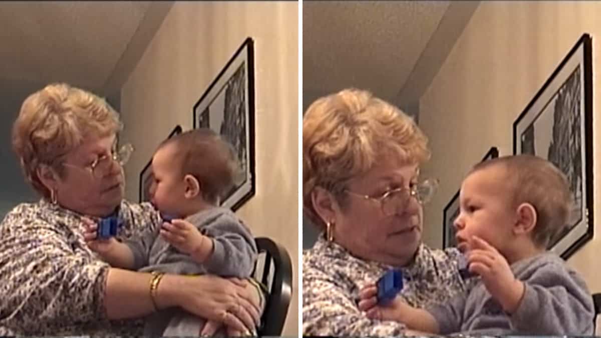 Un bambino di un anno intrattiene una simpatica discussione con sua nonna