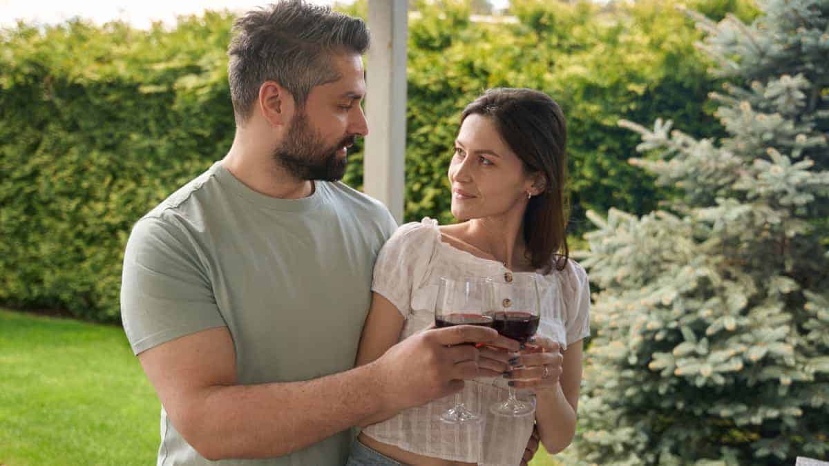 Le persone discutono se sia giusto per un trentenne uscire con un diciannovenne.